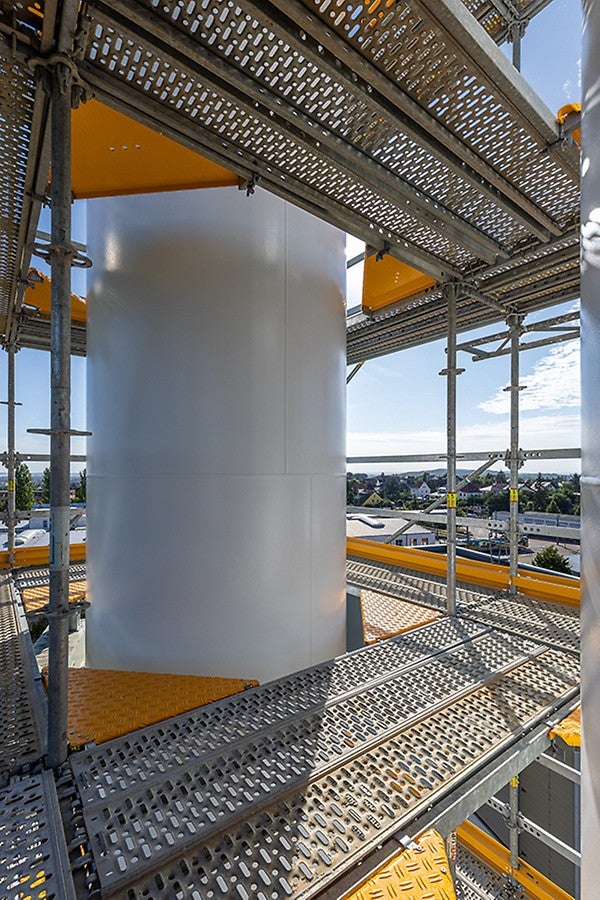 Die ausschließliche Verwendung von Systembauteilen ermöglichte eine schnelle, einfache Gerüstmontage und sorgte zugleich für eine sichere Arbeitsumgebung ohne Stolperkanten und Lücken.