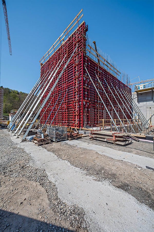 Knapp 12 m hohe Wände wurden in einem Guss betoniert, zum Schließen der MAXIMO wurde kein Gerüst auf der Stellseite benötigt.