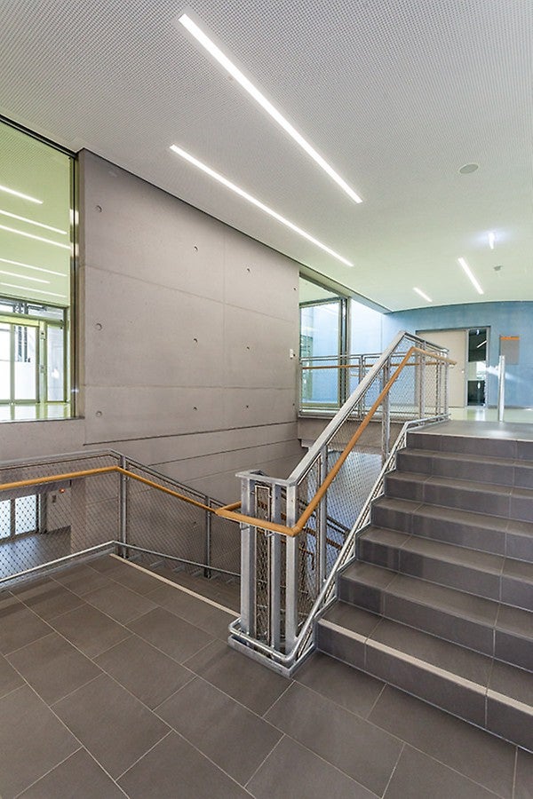 Markante Sichtbetonoptik in SB3-Qualität mit exakt auf die Anforderungen der Architekten abgestimmtem Fugen- und Ankerraster.