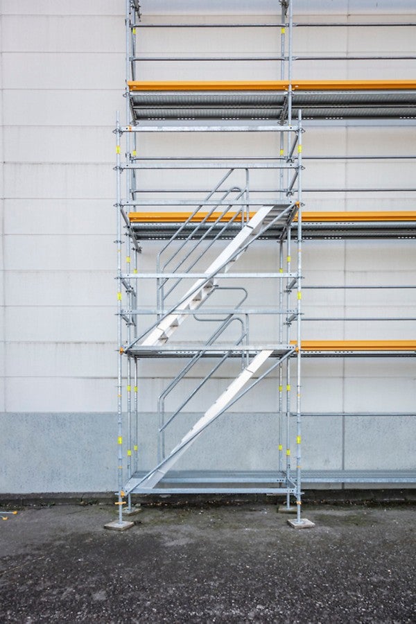 L’adaptation à la hauteur des baies des bâtiments se fait au moyen de courtes volées d’escaliers et de consoles à montage externe – indépendamment de la hauteur de plancher de l’étage