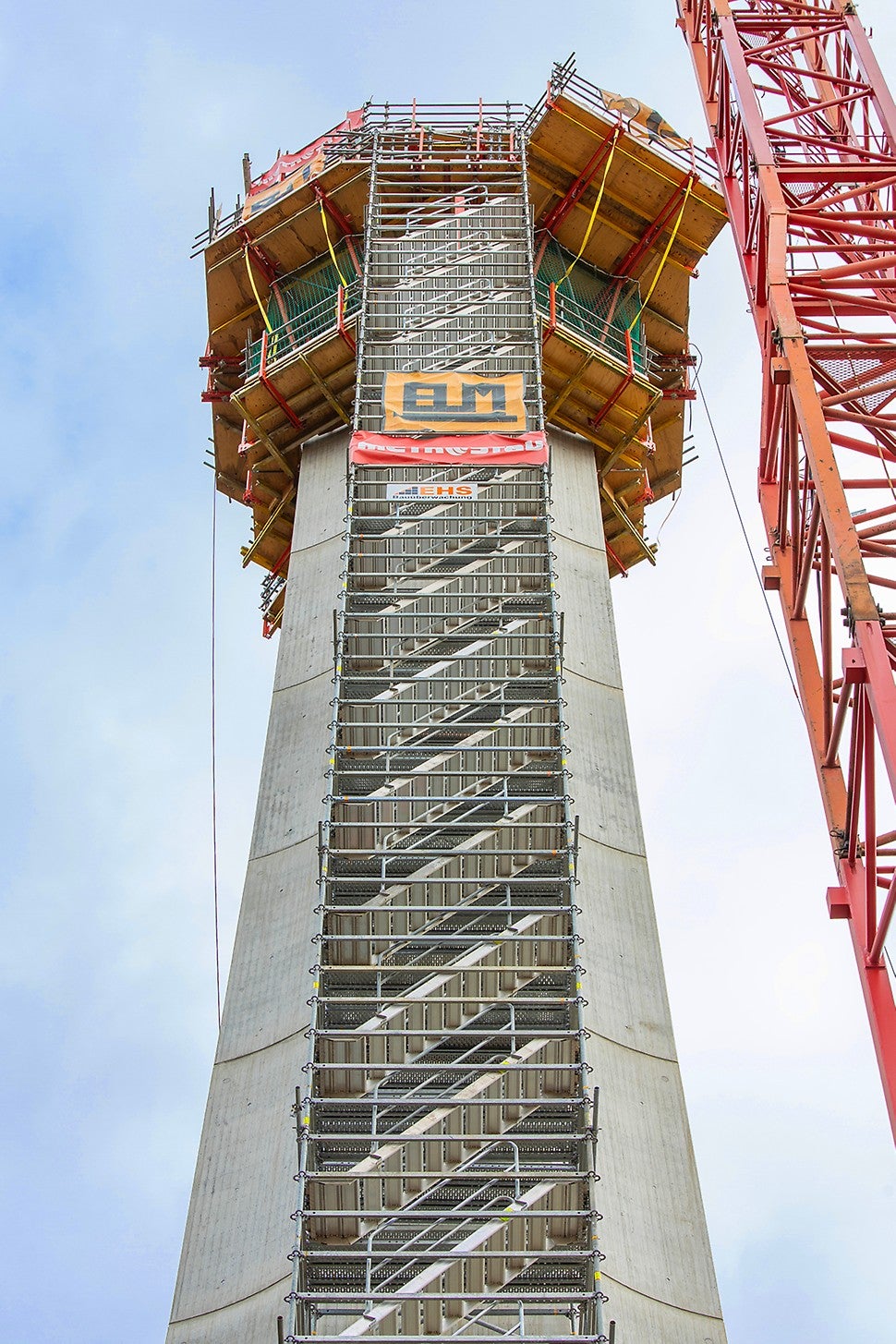 Bereits 2019 begannen die Rohbauarbeiten mit der Herstellung der ersten Brückenpfeiler mithilfe der SCS Kletterschalung und der PERI UP Zugangstechnik.<br/>