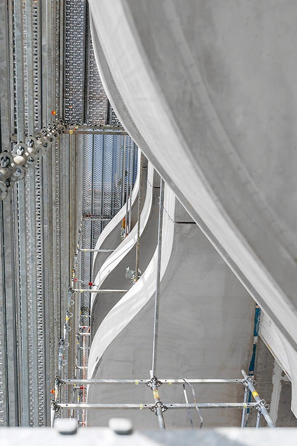 Die versetzte Anordnung der geschwungenen, über 2&amp;nbsp;m auskragenden Balkone in allen Ebenen erforderte ein projektspezifisch abgestimmtes Realisierungskonzept auf Grundlage des PERI&nbsp;UP Flex Modulgerüstsystems mit maximaler Anpassungsfähigkeit.