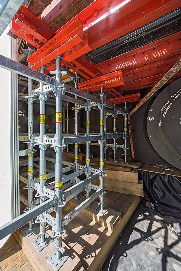 Systembauteile des VARIOKIT Ingenieurbaukastens ergänzten die Gerüstlösung dort, wo tragfähige Überbrückungskonstruktionen notwendig waren. Beide PERI Baukastensysteme – PERI&amp;nbsp;UP und VARIOKIT – basieren auf dem metrischen Grundraster und sind somit untereinander kompatibel.