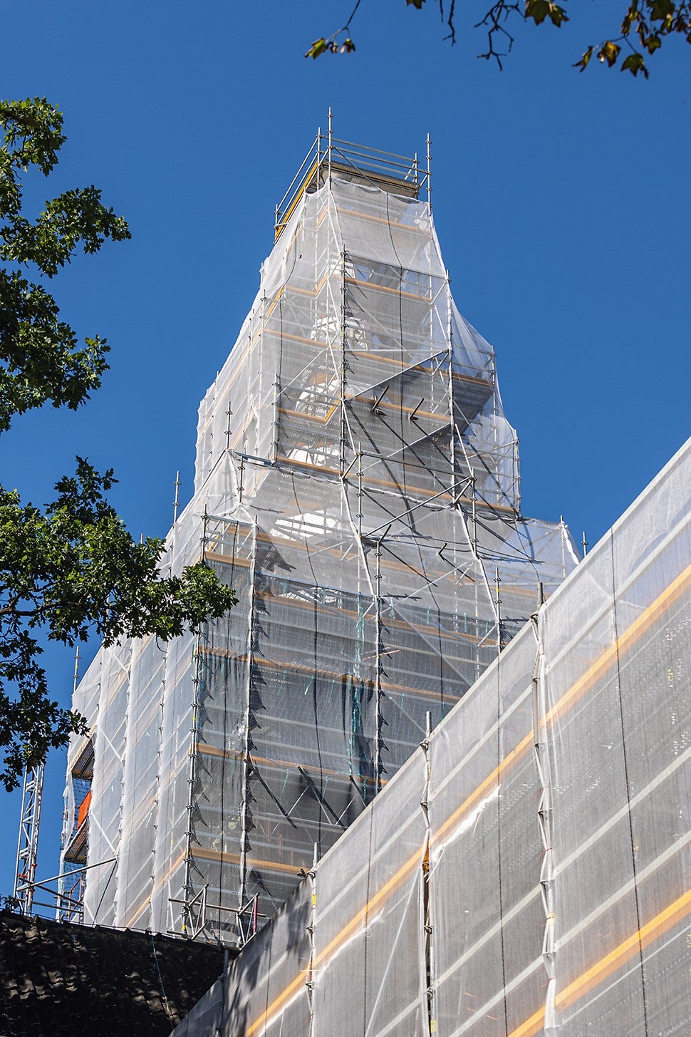 Am Kirchturm wird das Turmdach neu mit Schieferplatten gedeckt, zudem werden diverse Reparaturarbeiten an der Turmspitze und an der Kirchturmuhr ausgeführt.