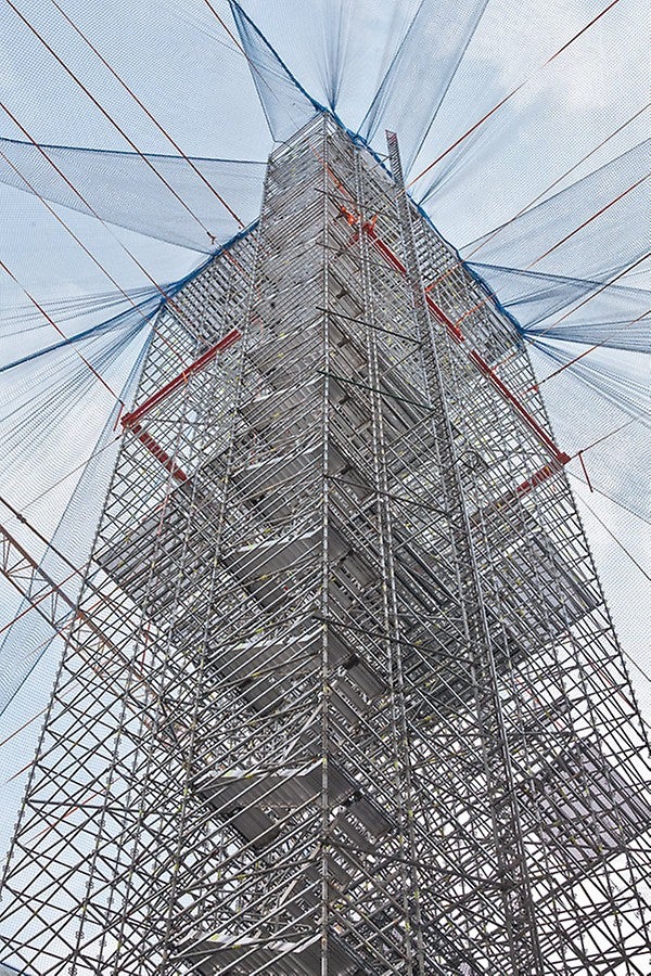 Bestandteil der PERI UP Komplettlösung: Der gegenläufig montierte Treppenturm bot sicheren und bequemen Zugang zu den höher gelegenen Arbeitsplätzen – bei der Gerüstmontage und -nutzung.