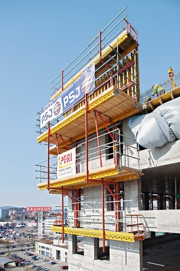 Nosníkové bednění VARIO GT 24 pro vytvoření obvodových stěn posouvané na lávkách šplhavého systému RCS.<br/>