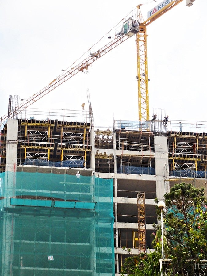 combined modular and customized tables for fast and safe forming of the floor slabs.