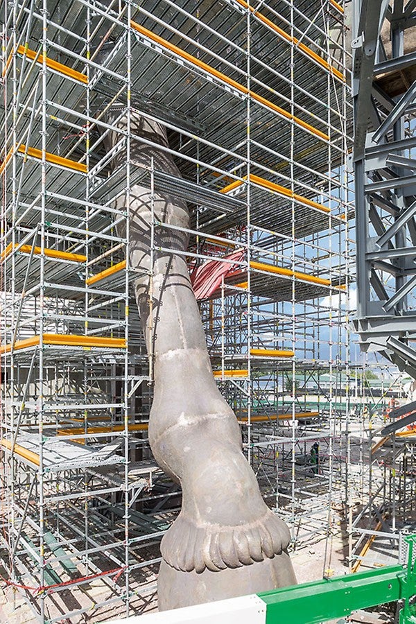 Modulové lešenie sa mohlo v 25cm rastri flexibilne prispôsobiť organickej forme.