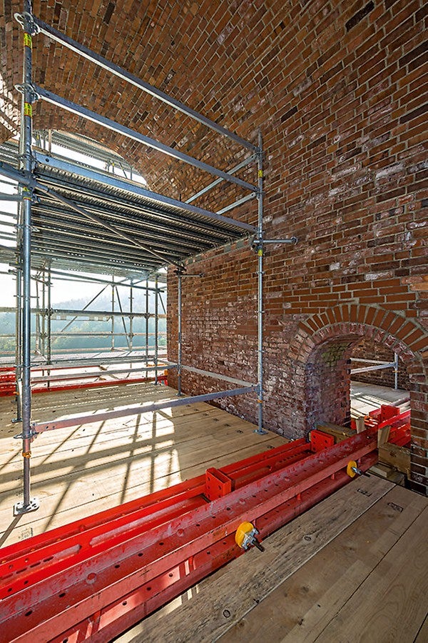 Das projektspezifisch maßgeschneiderte Tragwerk innerhalb der jeweils 3,50 m spannenden Brückengewölbe wird mit mietbaren PERI VARIOKIT Systembauteilen gebildet.