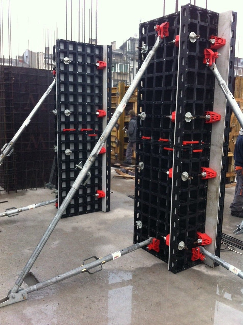 С мултифункционалните платна от системата - лесен вариант за кофраж на колона.