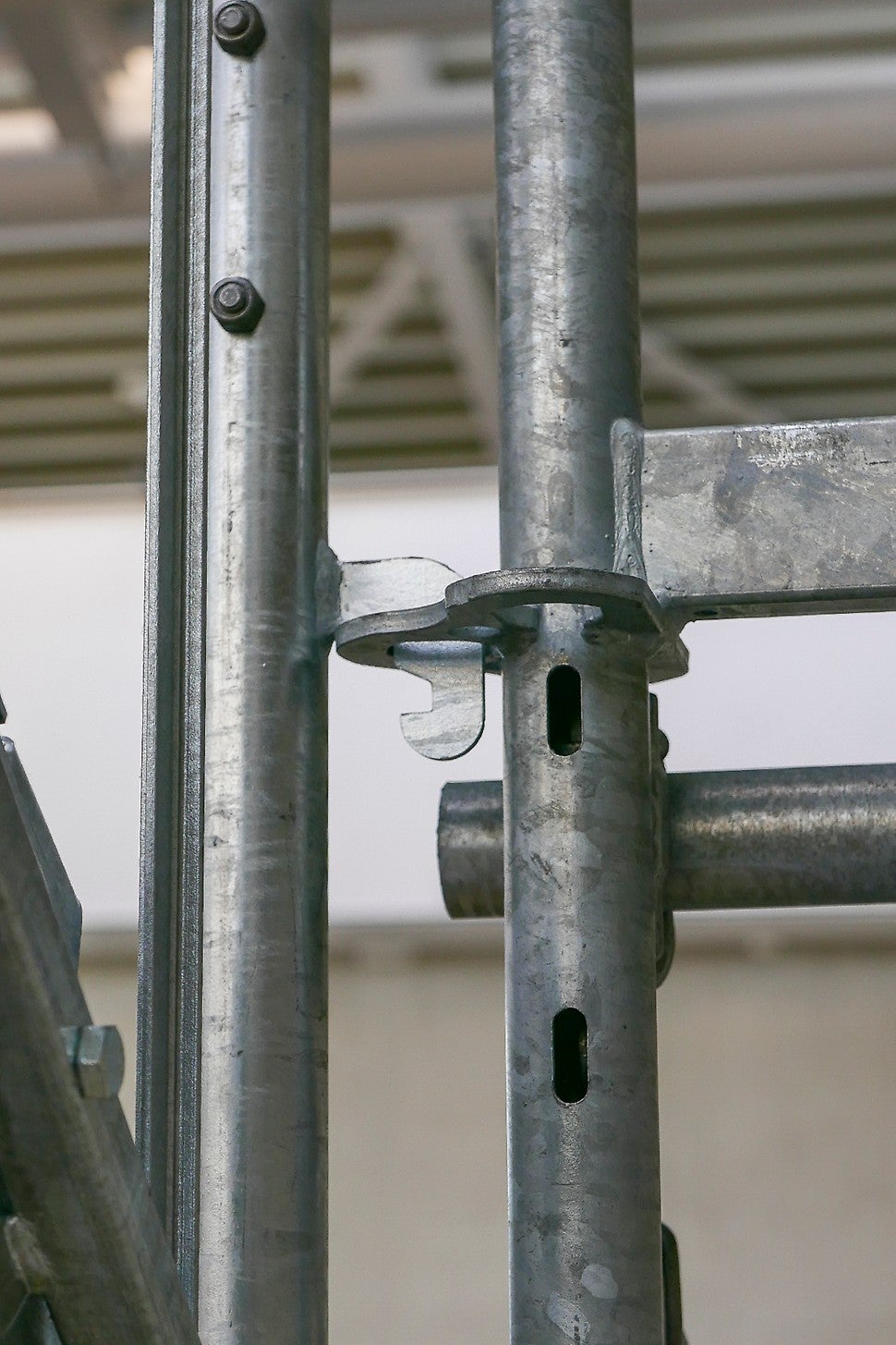 Der Schwenkarmhalter für PERI UP ermöglicht dank des integrierten Hakens eine komfortable Montage.