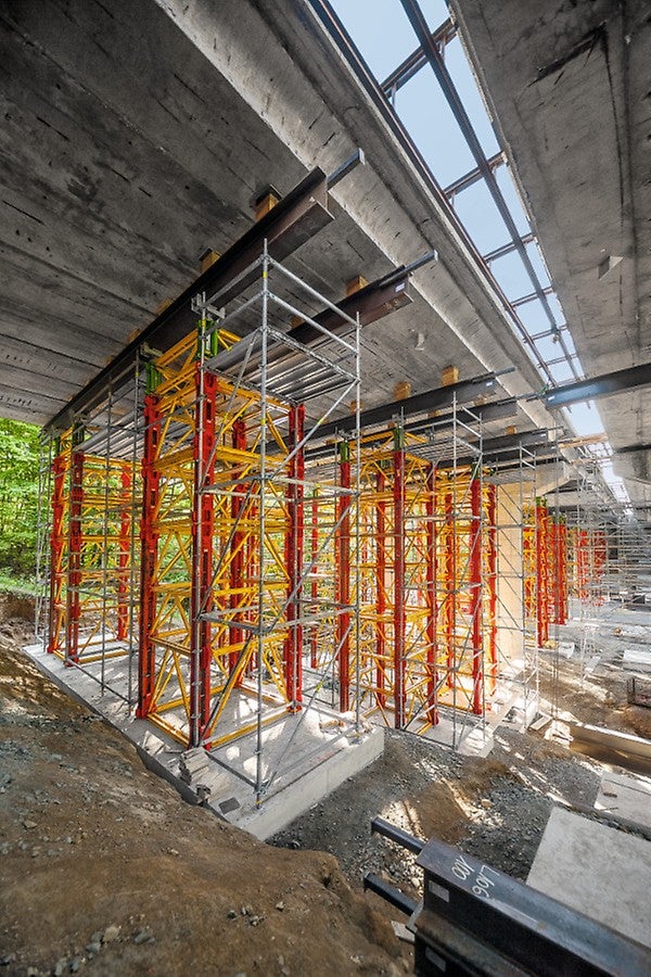 Systém dovolil flexibilní přizpůsobení tvaru a zatížení v bodech určených pro podepření 44 vysokopevnostními věžemi VST až do výšky 11,30 m.