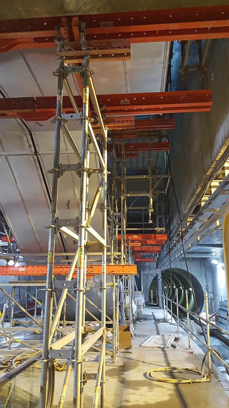 Fritrum på 2 m² fra stationskant til første stilladsben