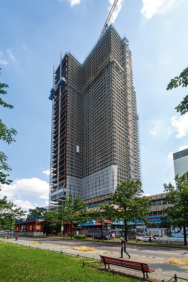 Das 120 m hohe Hochhaus des Gebäudekomplexes „Steglitzer Kreisel“, eines der höchsten Gebäude Berlins, wird derzeit aufwendig saniert und in einen exklusiven City-Wohntower mit über 300 Eigentumswohnungen umfunktioniert.