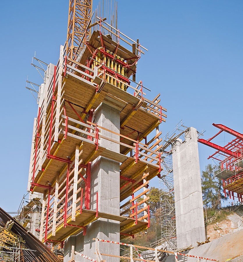 The bridge piers were cost-effectively climbed with the PERI RCS rail climbing system.