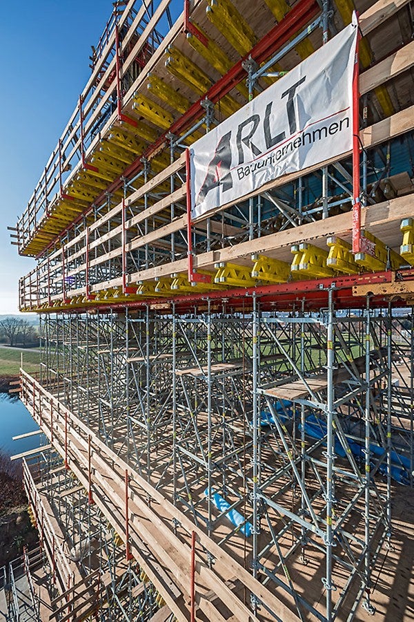 Mithilfe des PERI Schalungs- und Gerüstkonzepts wurde der Brückenpylon bis zum Neigungswechsel in vier Schüssen mit jeweils 5,15&amp;nbsp;m Regeltakthöhe hergestellt.