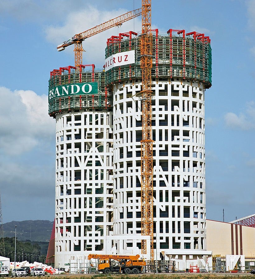 在40厘米厚、外径25米的外墙浇筑过程中，使用了VARIO GT 24墙体模板及12套ACS爬架。