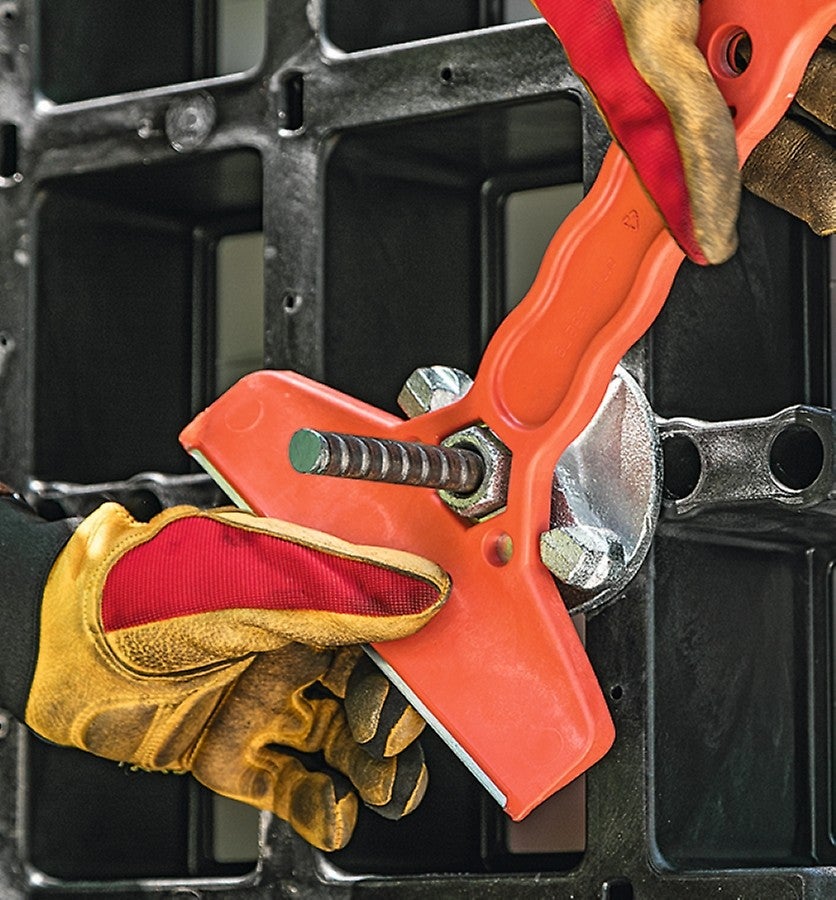 Lors du coffrage de la dalle, le travail est entièrement effectué par le bas depuis une position sûre ; les panneaux sont accrochés et basculent ensuite vers le haut.