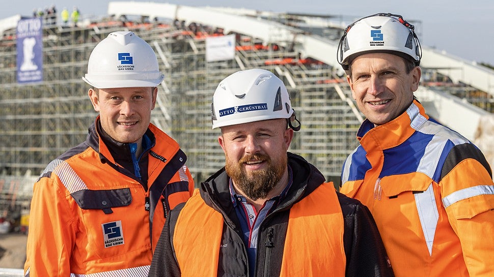 Einzigartige Baustellen erfordern einzigartige Lösungen. Auf der Suche nach einer Gerüstlösung, welche die Komponenten von Trag- und Arbeitsgerüst in einer Systemlösung vereint, kristallisierte sich die von PERI angebotene Lösung als die geeignetste heraus. Durch die frühzeitige Einbindung von Gerüstbau Otto konnten schon während der Planungsphase die Belange der praktischen Umsetzung einfließen und dahingehend optimiert werden, sodass sich die Gerüstbauarbeiten optimal in die engen Zeitfenster des Gesamtprojektes eingliederten. In einem gemeinsamen Kraftakt aller Beteiligten wurde die Umsetzung auf der Baustelle trotz extremem Zeitdruck zum Erfolg geführt.