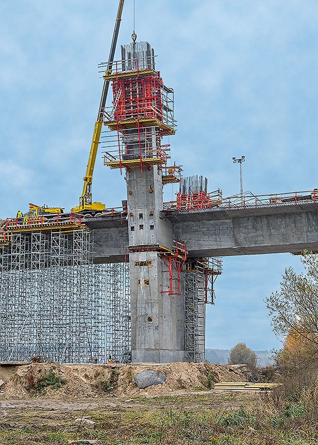 Żuraw wymagany jest jedynie do obsługi zbrojenia. Deskowania działają niezależnie.