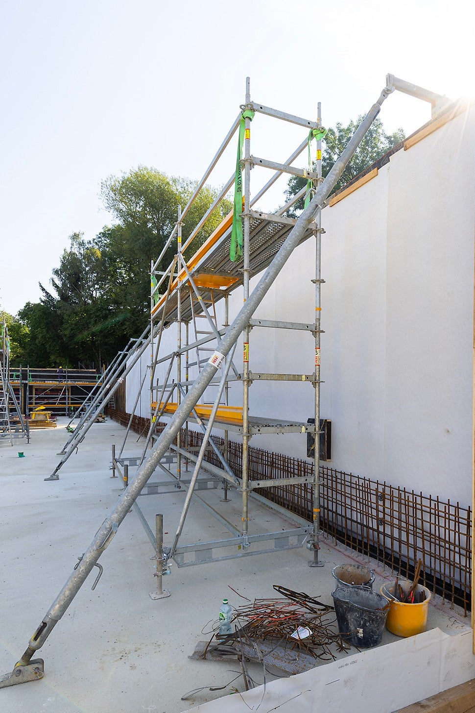 Mithilfe der zwischen den Abstützungen platzierten PERI UP Bewehrungsgerüsteinheiten konnte die Frischverbundfolie flächendeckend aufgebracht und die Armierungsarbeiten ausgeführt werden.