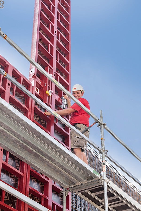 Durch den einseitig bedienbaren MX Anker ist das PERI UP Bewehrungsgerüst zum Schließen der Schalung nur auf einer Seite notwendig.