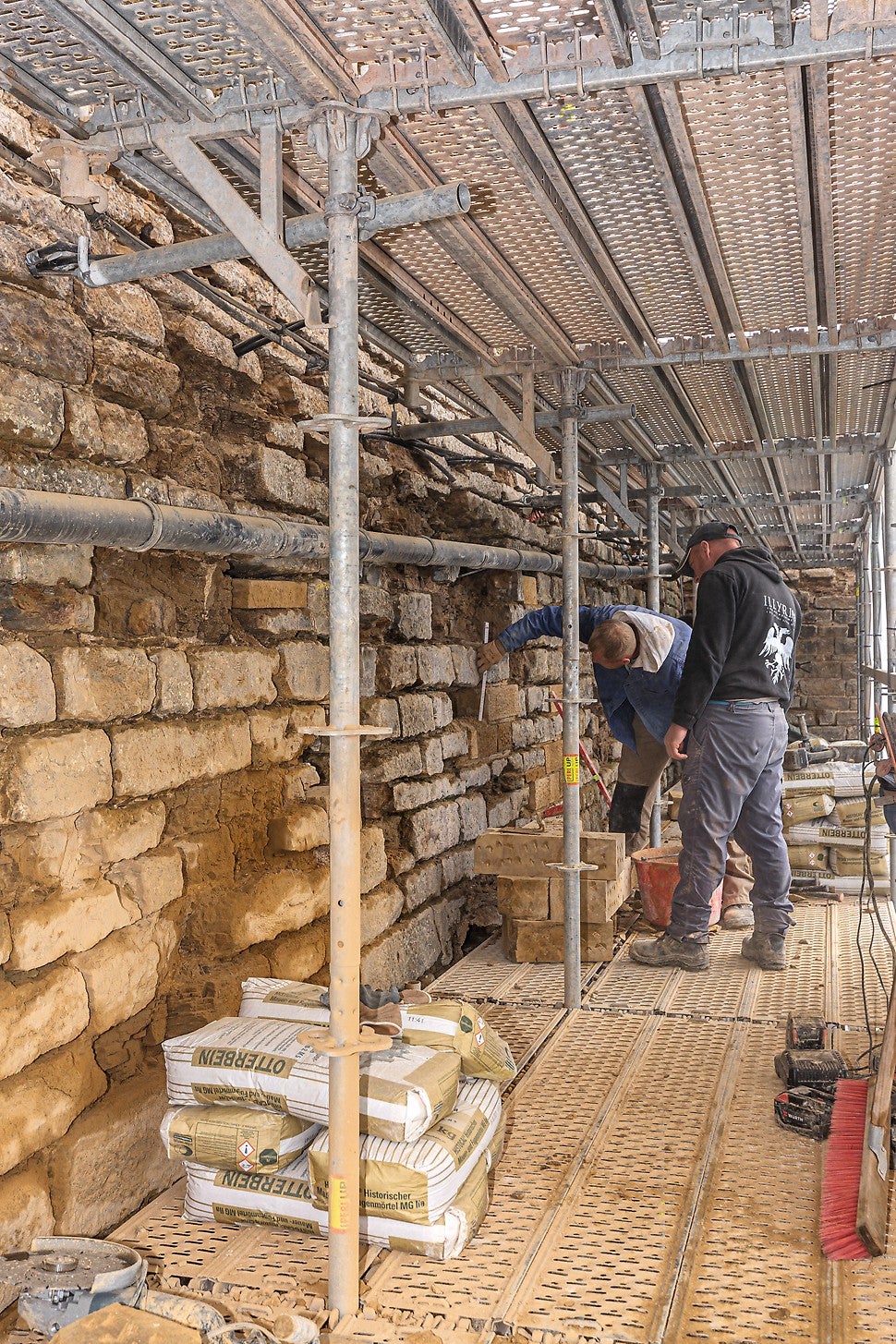 Angepasst an die komplexe Geometrie der Burgmauer: PERI UP ermöglicht die gefahrlose und unterbrechungsfreie Durchführung der Sanierungsarbeiten.