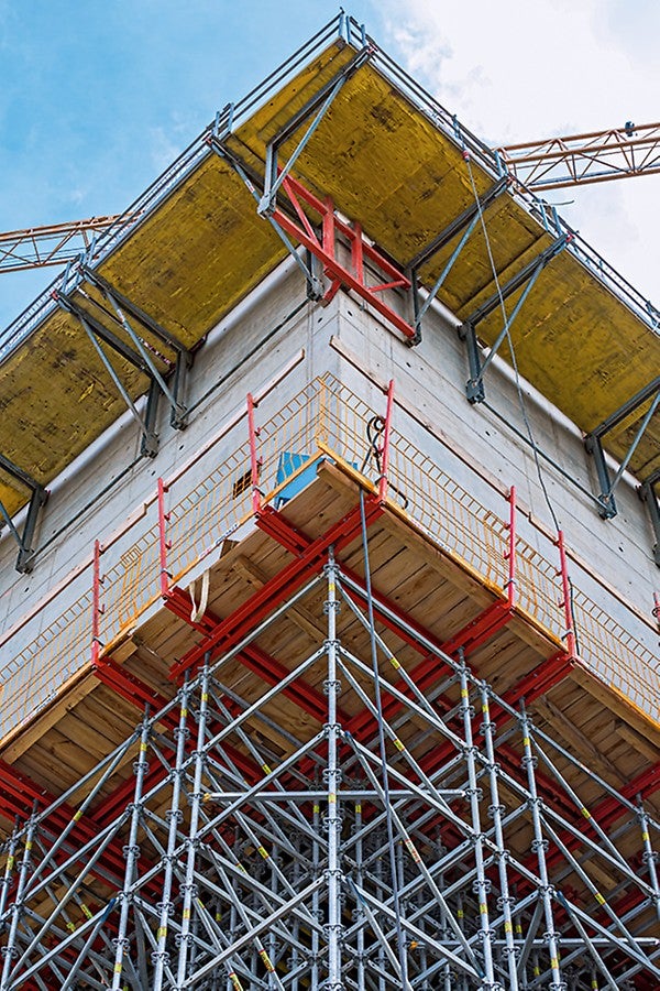 In 16 m Höhe erfährt das massive Bunkergebäude auf ganzer Breite eine Auskragung um 9,50 m.