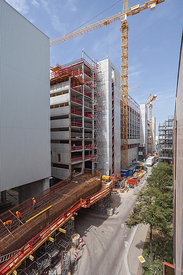 Die Einhaltung der knappen Bauzeitvorgabe bei laufendem Werksbetrieb stellte hohe logistische Anforderungen an die Bauverantwortlichen.