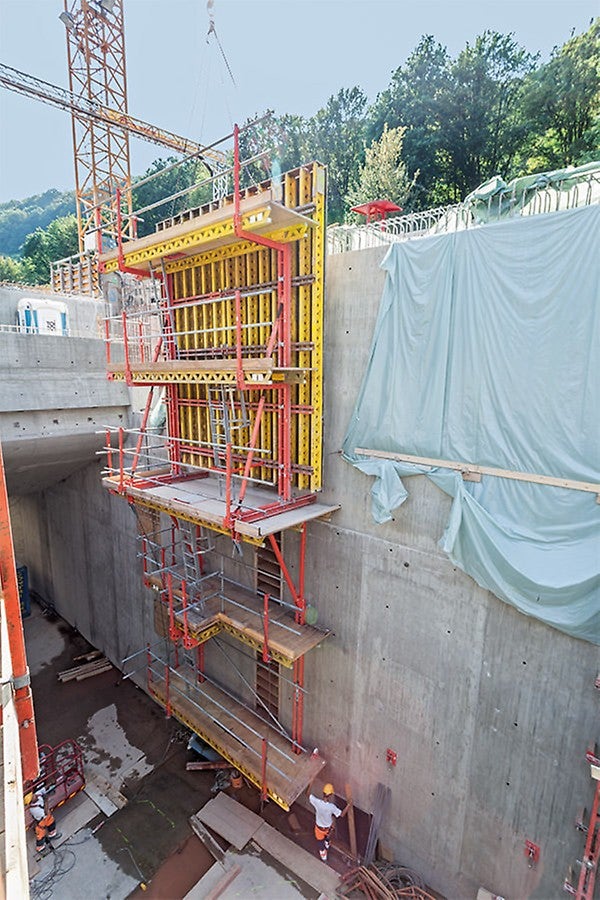 只要增加几个少量的组件，双面模板也可以结合该系统施工，非常经济、实用。