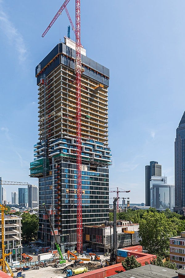Das 145 m hohe OneFortyWest bietet ab Mitte 2020 einen Mix aus Hotel, Gastronomie und Wohnen – sowie spektakuläre Ausblicke auf die Frankfurter Skyline und den Taunus.