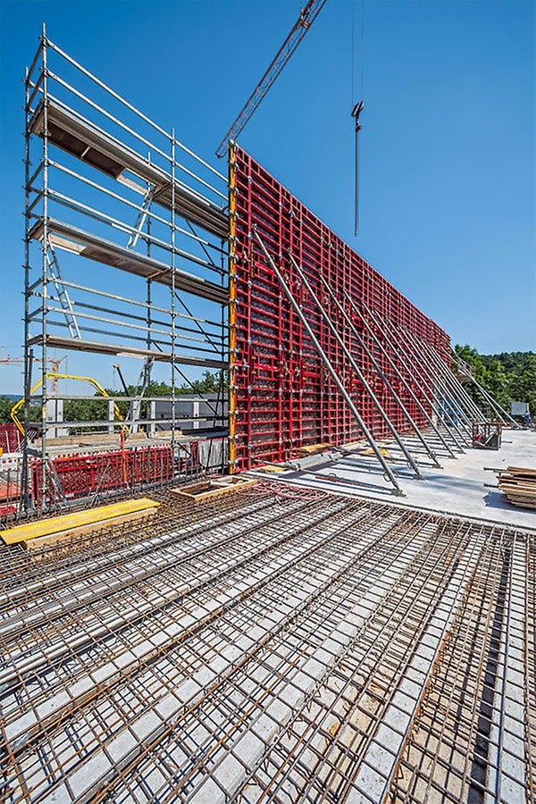 Insbesondere bei der Herstellung der hohen Stahlbetonwände, die bis zu 12 m in einem Guss betoniert wurden, sorgte die MAXIMO Rahmenschalung für schnelle Schalzeiten.