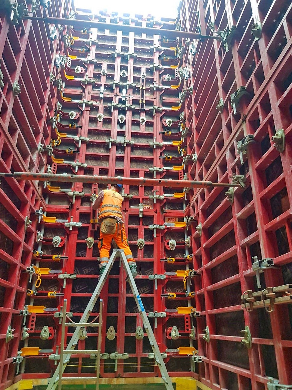 Côté intérieur du puits encastré avec les coins MX éprouvés. Les quelques accessoires nécessaires sont prémontés, aucune plateforme de travail n&#039;est nécessaire de ce côté.