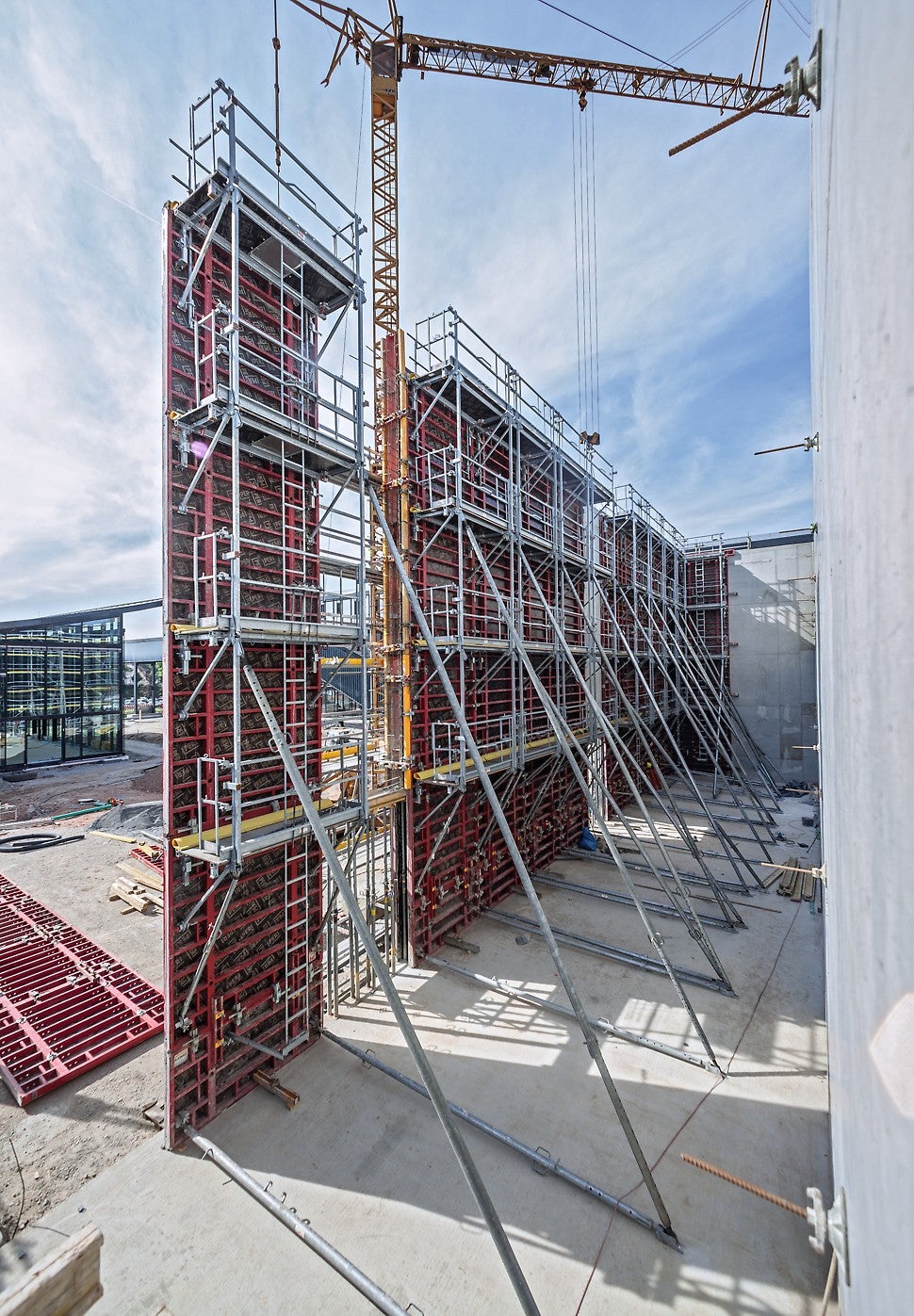 Die Richtstützen sind bis 14 m teleskopierbar von der Aufstellfläche aus<br/>