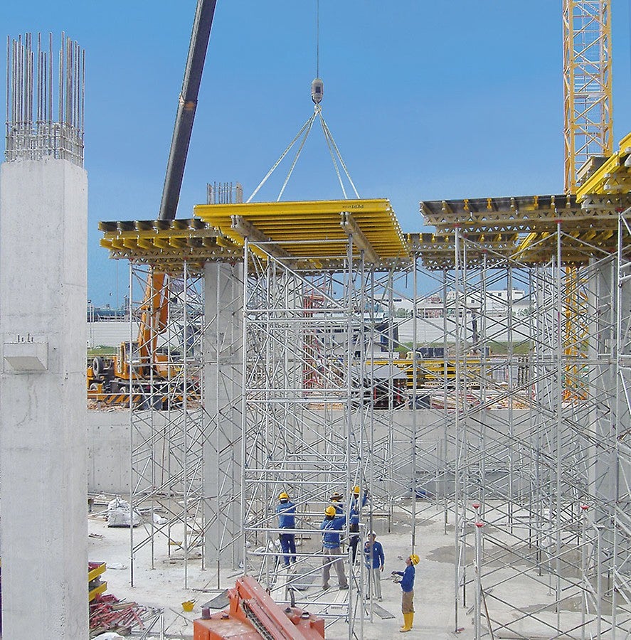 With the PD 8 Lifting Unit, the slab tables are moved with the crane.<br/>