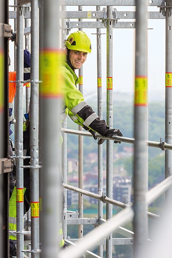 Die Einrüstung mit PERI UP Easy Fassadengerüstbauteilen der Stielbauweise ließ sich übergangslos mit Vertikalstielen und Horizontalriegeln der PERI UP Flex Modulgerüstvariante kombinieren.