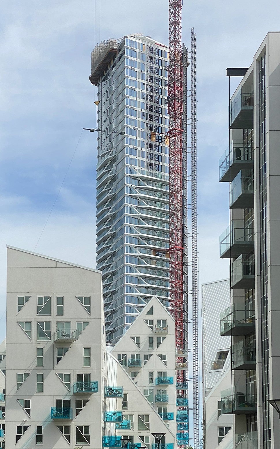 Danmarks højeste etageejendom stod færdig i 2022 og er hele 142 meter højt med 381 boliger fordelt på 45 etager.