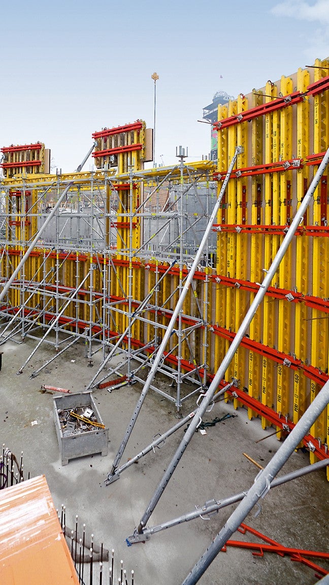 Vinduesåbninger løst ved understøtning af mindre forme med PERI UP stillads.