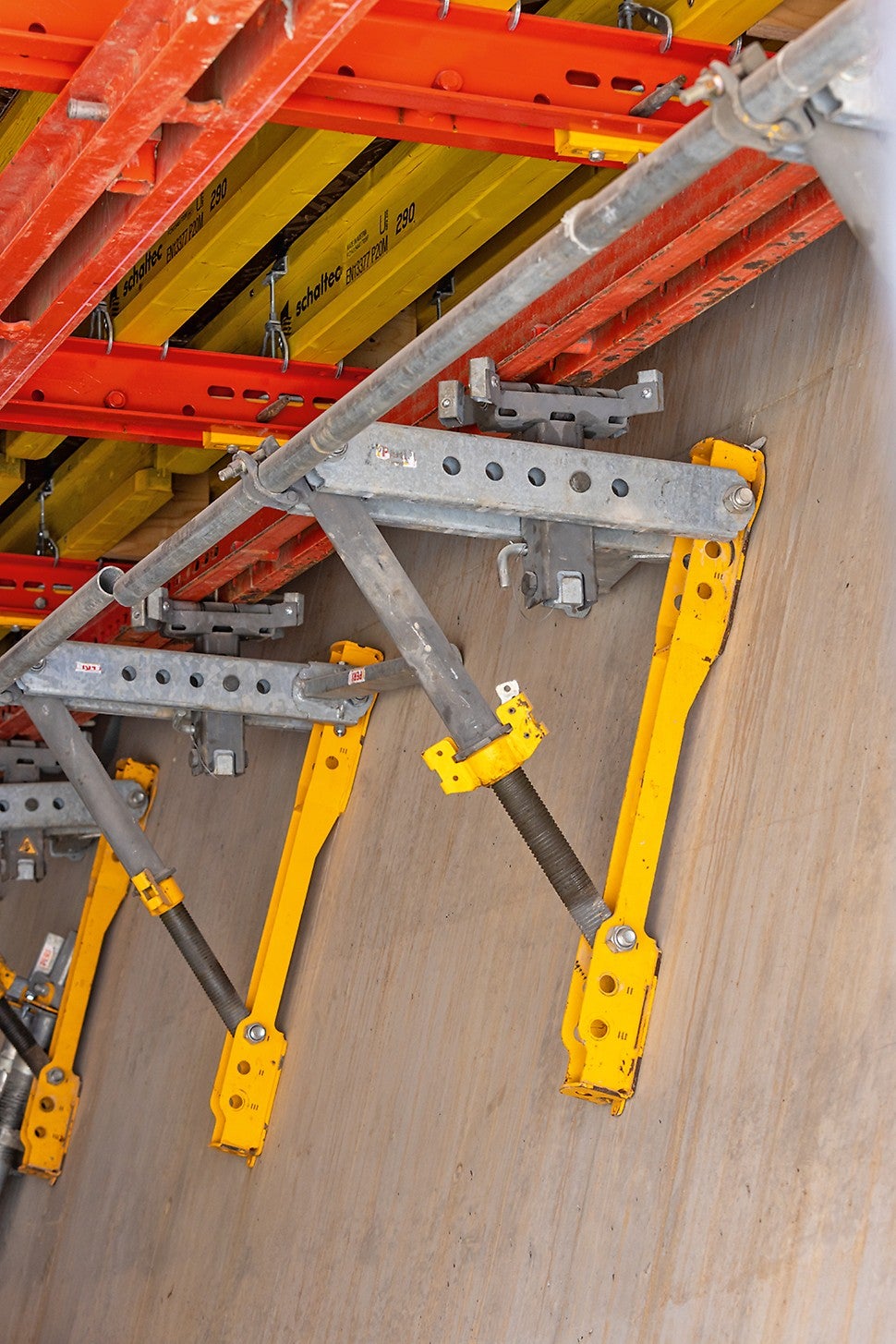 Die Schubladenschalung lagert seitlich auf Wandlagern mit Rollen-Fallkopf auf, um ein schnelles Ausschalen, einfaches Verschieben und cleveres Einschalen zu ermöglichen.