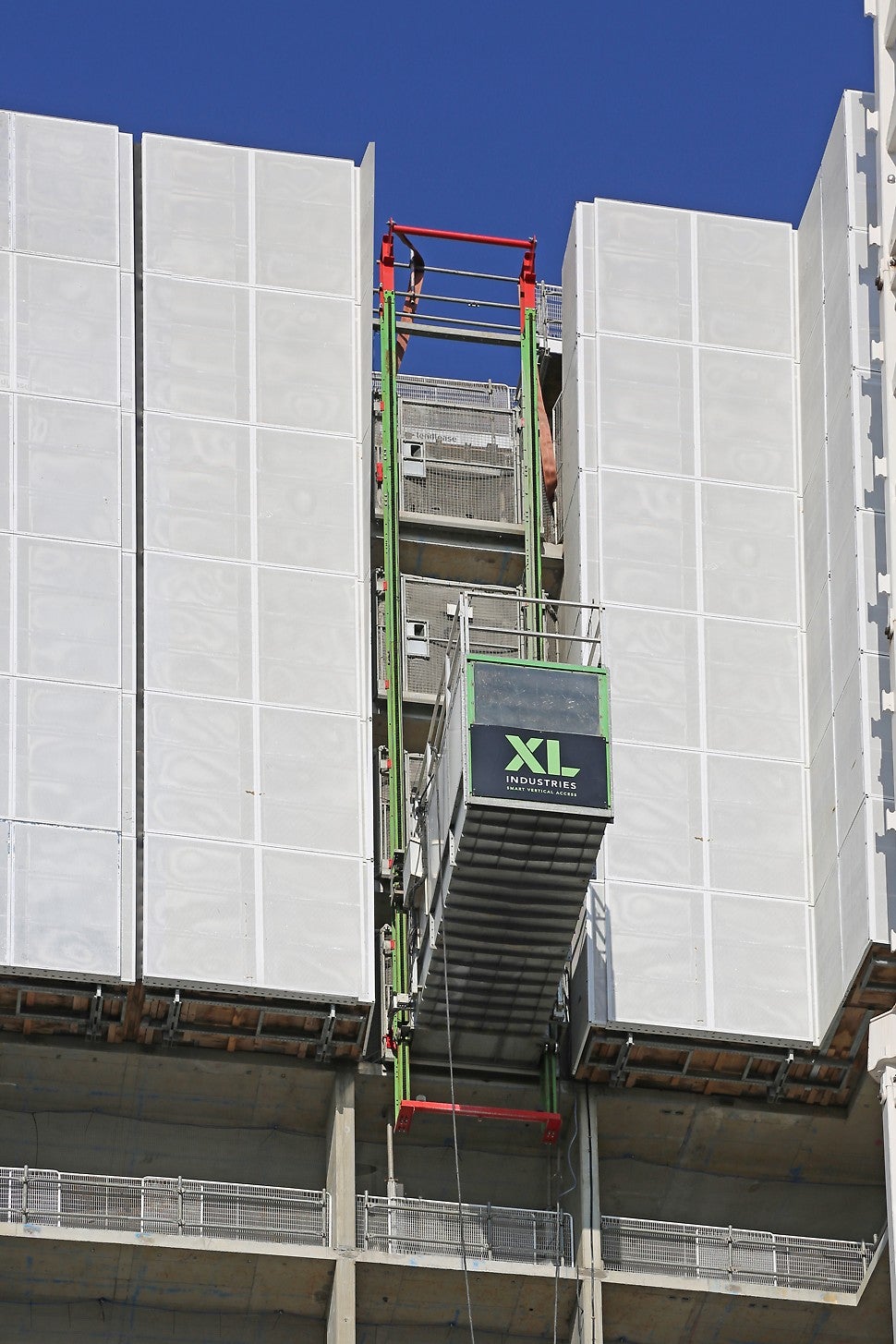 The enclosed car allows full access to upper work zones, with built-in landing doors for safe operation.<br/><br/>Spanning across 24 metres and fitting within safety screens, the hoist is hooked onto the slabs using a simple pin and sleeve system.<br/><br/>The standard car supports 2500 kg or 25 persons.