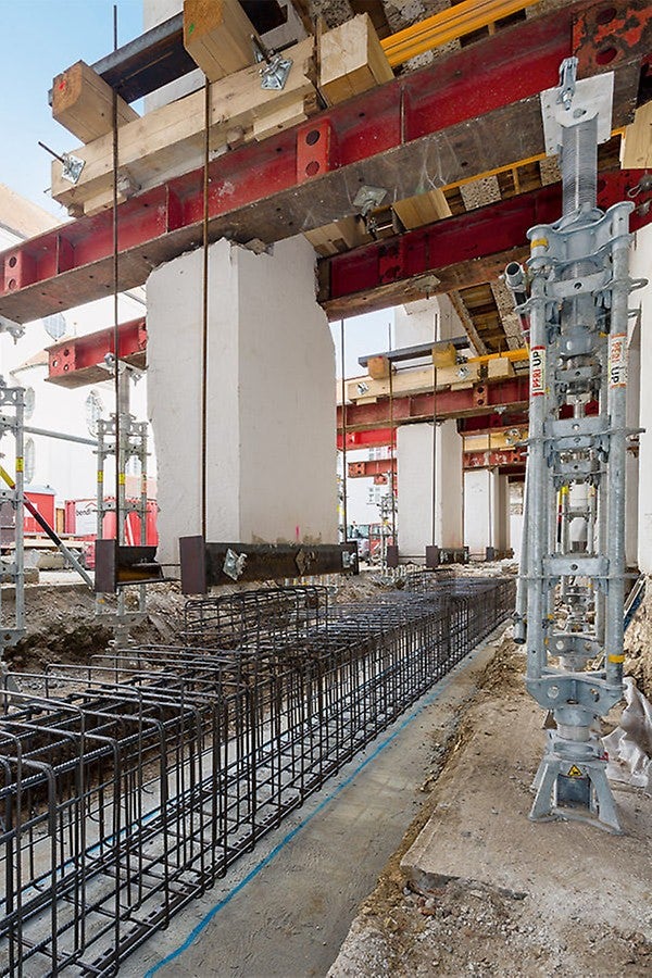 Unterhalb der scheinbar schwebenden Arkadenpfeiler konnten die Fundamente erneuert werden.