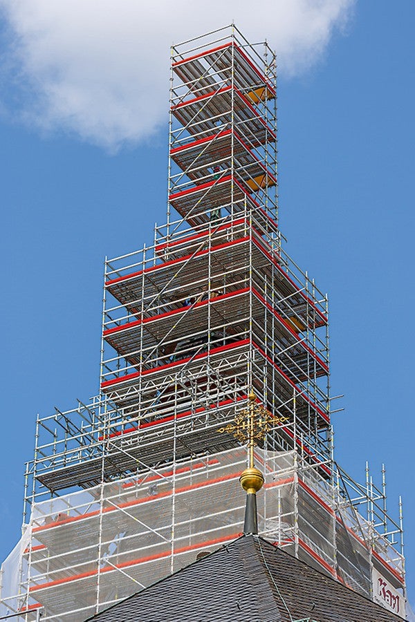 Der 58 m hohe Turm der Bamberger Stephanskirche wurde für die notwendigen Sanierungsarbeiten komplett eingerüstet.