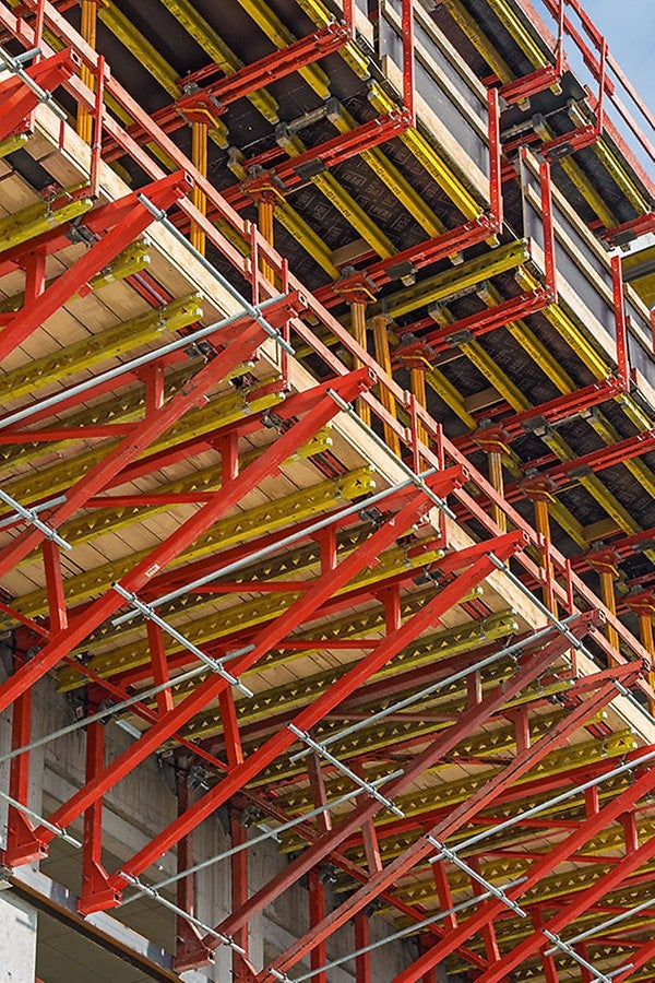 Horizontal eingesetzte PERI Stützböcke trugen die hohen Lasten zuverlässig in die vorhandene Bauwerksstruktur ab.