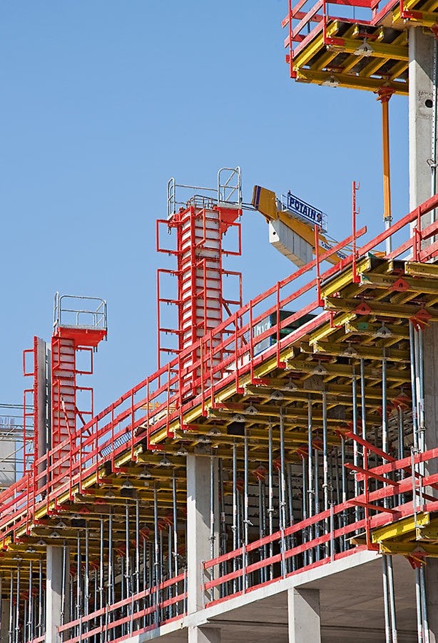 Die Säulenschalung QUATTRO kann mit einem Frischbetondruck von 80 kN/m² belastet werden, dies erlaubt schnelles Betonieren.