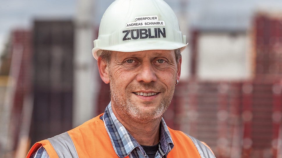 Das gerüstfreie Schalungskonzept mittels Plattformen konnte nur in Verbindung mit der MAXIMO Rahmenschalung aufgrund der einseitigen Ankerbedienung realisiert werden. Sehr gut war auch die Projektbetreuung durch PERI. Gemeinsam mit den PERI Ingenieuren wurden Taktpläne und Elementanordnungen festgelegt, Planung und Steuerung des Materialeinsatzes erfolgten baubegleitend in wöchentlichen Abstimmungen. Auch die Zusammenarbeit hinsichtlich Materialdisposition sowie der Planung, Fertigung und Lieferung von projektspezifisch entwickelten Aufstellkonsolen war vorbildlich.