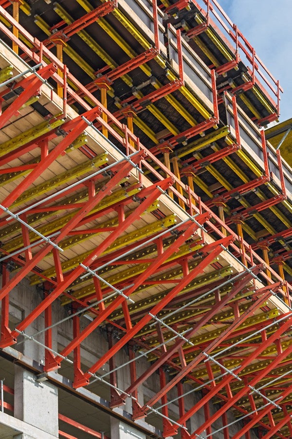 Spoľahlivý prenos zaťaženia z jednostranného debnenia vysokého do 8,75 m.