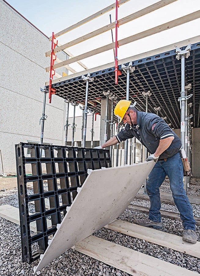 El revestimiento de encofrado de repuesto se puede montar a mano con solo unos pocos tornillos, también en la obra y sin herramientas especiales.