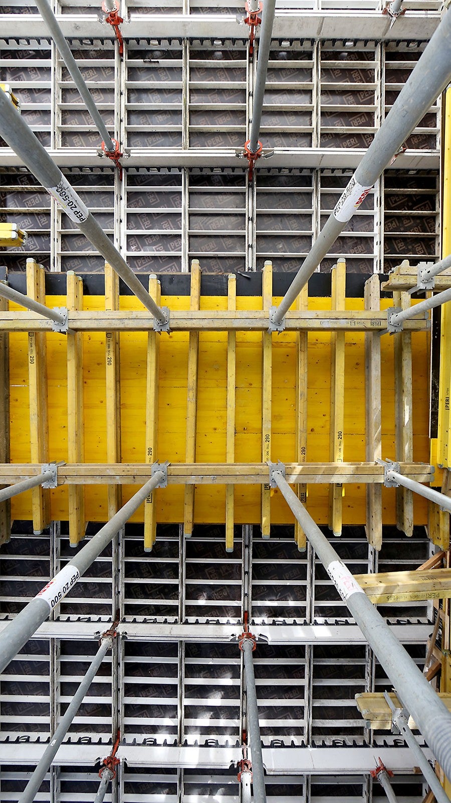 Podciągi oraz stropy zostały zadeskowane przy użyciu systemu MULTIFLEX. Jako poszycie wykorzystano płytę trójwarstwową PERI.