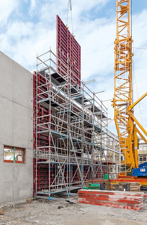 Beim Schalen der 8,50 m hohen Hallenwände spart MAXIMO wertvolle Arbeitszeit: Durch die MX Ankertechnik genügt das PERI UP Bewehrungsgerüst auf der Schließseite für alle Flechter-, Schalungs- und Betonierarbeiten.