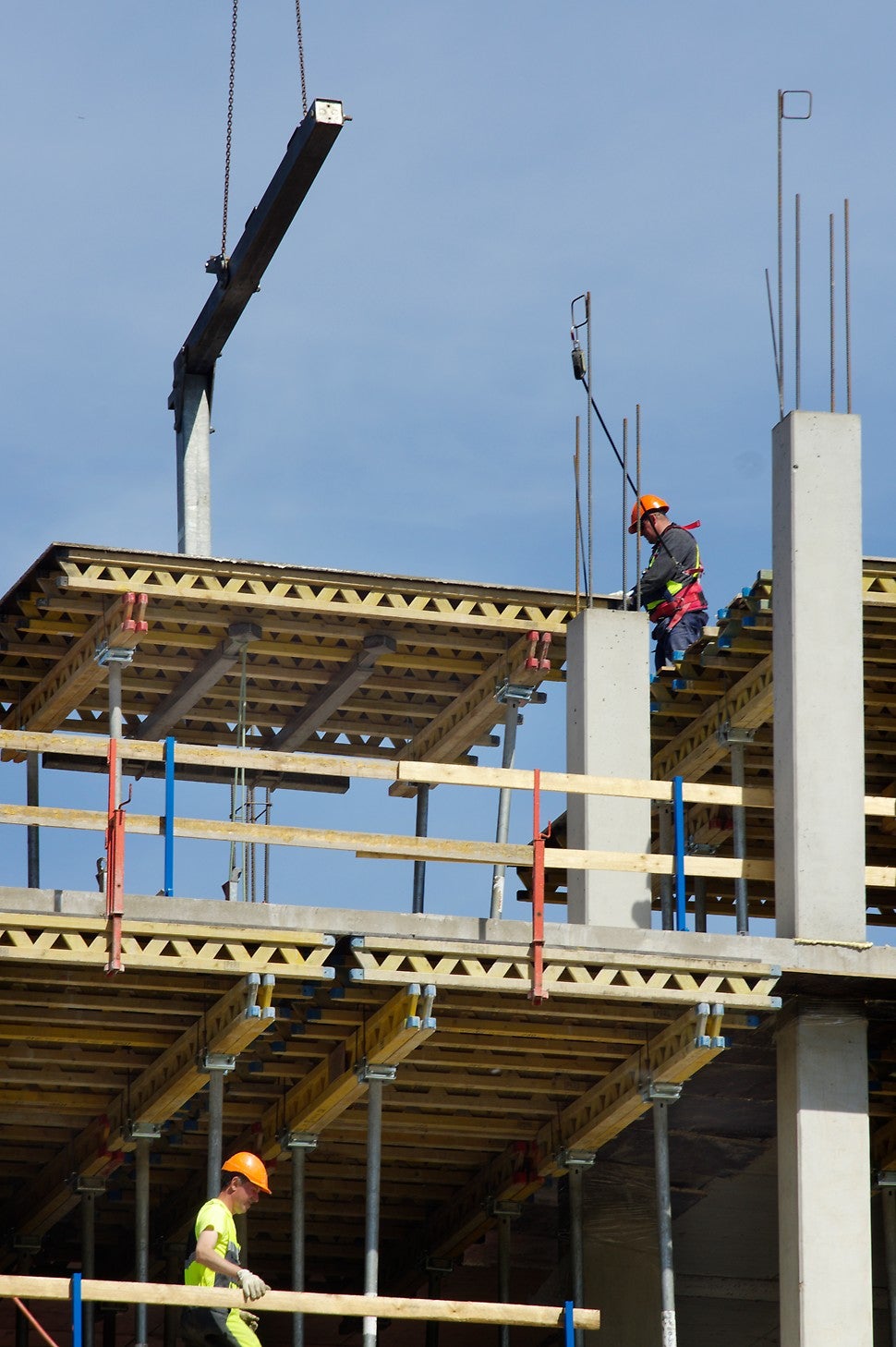 Korruselt korrusele saab ühe kraana tõstega kuni 40m2 suurused osad. PERI Multiflex osakaal on viidud miinimumini, käsitsi eemaldatavate komponentide hulk ainult betoonpostide liinidel. Mida vähem lahtiseid laeraketise osi objektil seda väiksem on vineeri ülekulu.